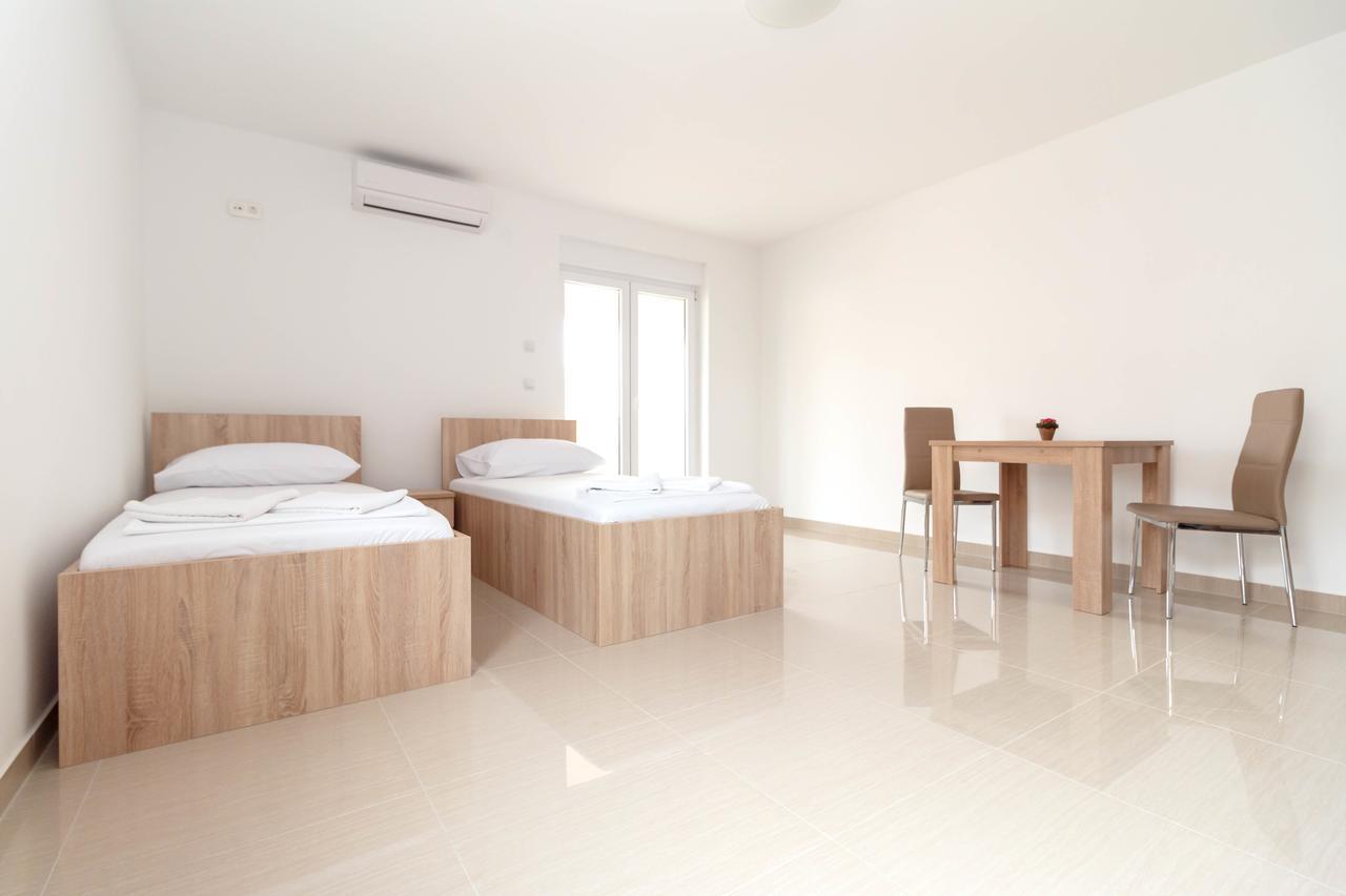 Summer Fun Apartments โนวาลยา ภายนอก รูปภาพ